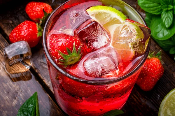 Cocktail de morango alcoólico — Fotografia de Stock