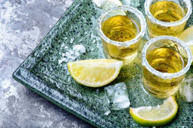 limon ve tuz ile tekila shot