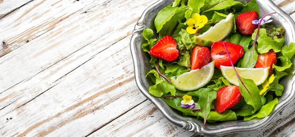 Verse aardbeien salade — Stockfoto