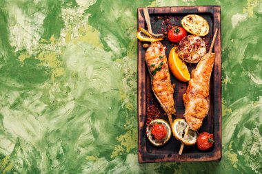 Kesme tahtası üzerinde ızgara somon