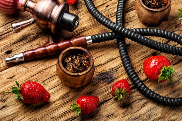 딸기에 흡연 hookah — 스톡 사진