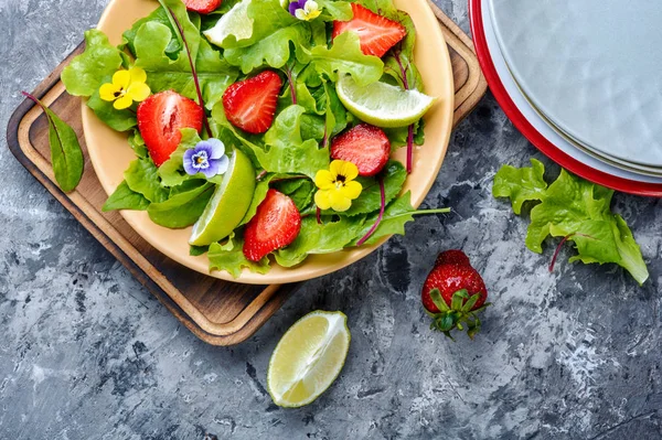 Verse aardbeien salade — Stockfoto