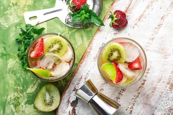 Verano cócteles afrutados alcohólicos —  Fotos de Stock