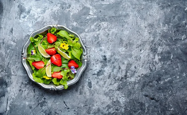 Літній салат з полуницею — стокове фото