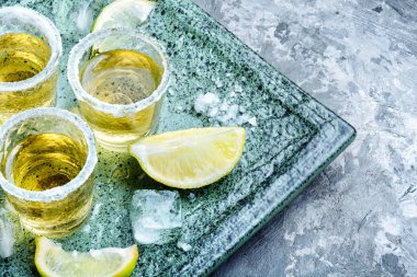 limon ve tuz ile tekila shot