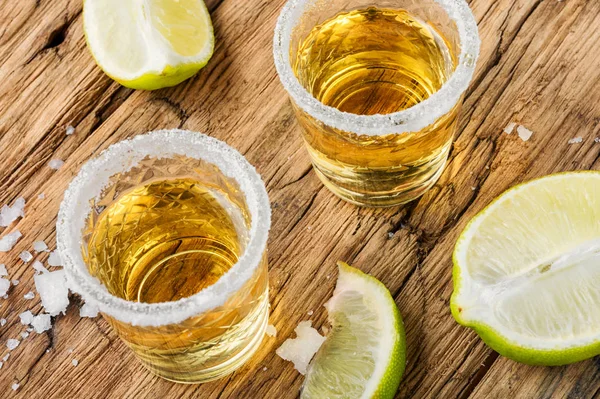 Tequila en la mesa —  Fotos de Stock