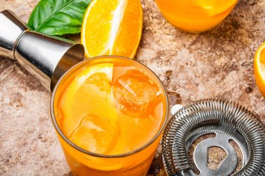 Turuncu buzlu içecek