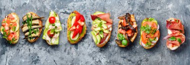 Bruschetta çeşitli soslar ile