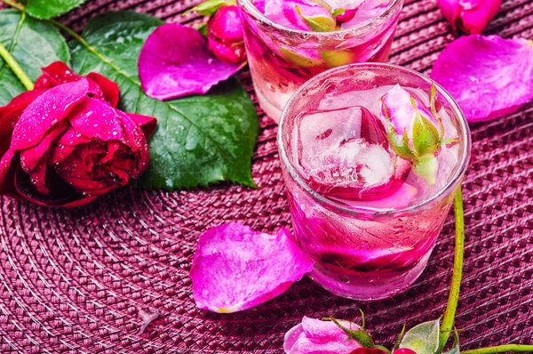 Gül alkollü içecek