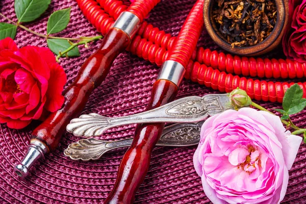 Narghilè orientale con profumo di rosa — Foto Stock