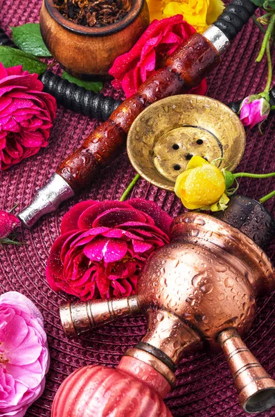 Hookah oriental com aroma de rosa — Fotografia de Stock