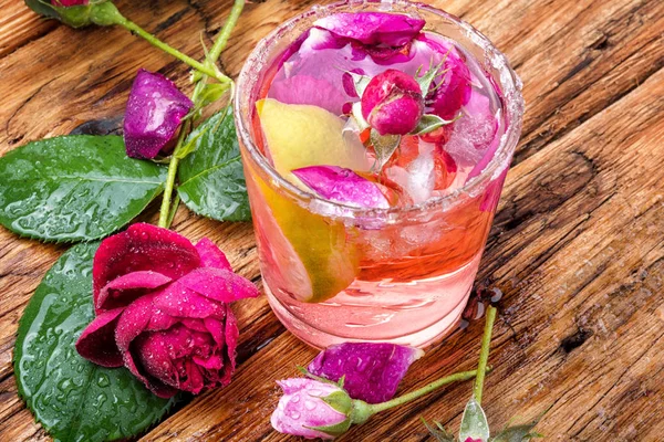 Cóctel bajo en alcohol con rosa —  Fotos de Stock