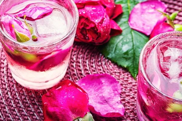 Bebida alcohólica rosa —  Fotos de Stock