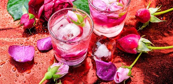 Napój alkoholowy róż — Zdjęcie stockowe