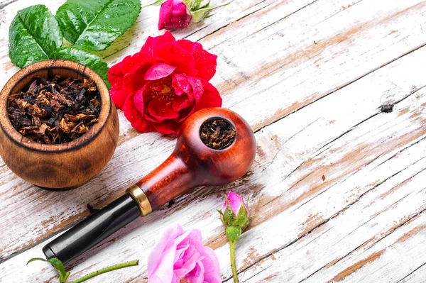 Smoking pipe and floral tobacco — Stock Photo, Image