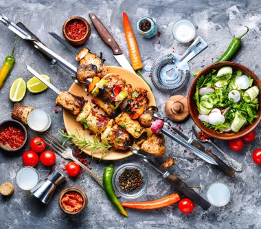 Izgara et şiş veya şiş kebap