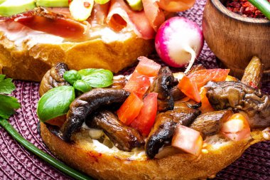 Bruschetta çeşitli soslar ile.