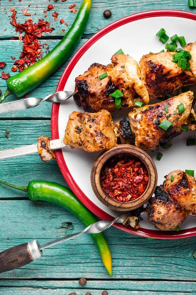 Carne de Bbq em espetos de madeira — Fotografia de Stock