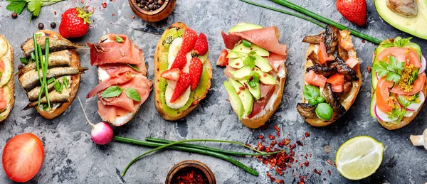 Reihe von verschiedenen Bruschetta — Stockfoto