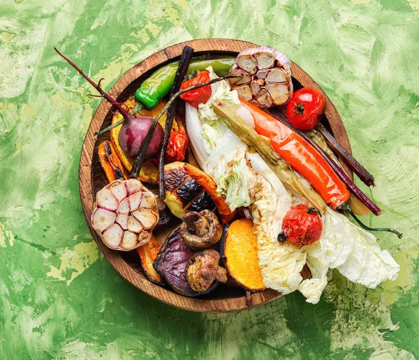 Тарелка с овощами на гриле — стоковое фото