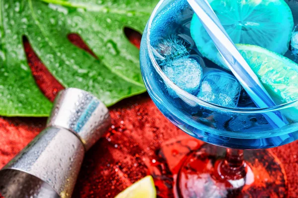 Синій коктейль з льодом — стокове фото