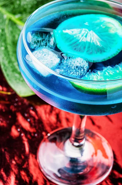 Blå cocktail med is — 图库照片