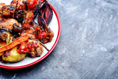 Kızarmış tavuk kanadı.