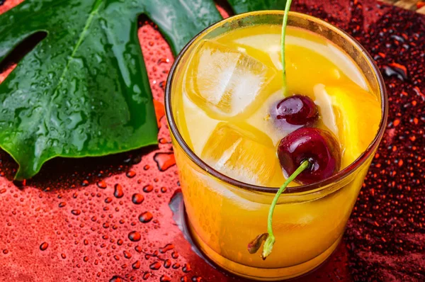 オレンジ色の夏の飲み物 — ストック写真
