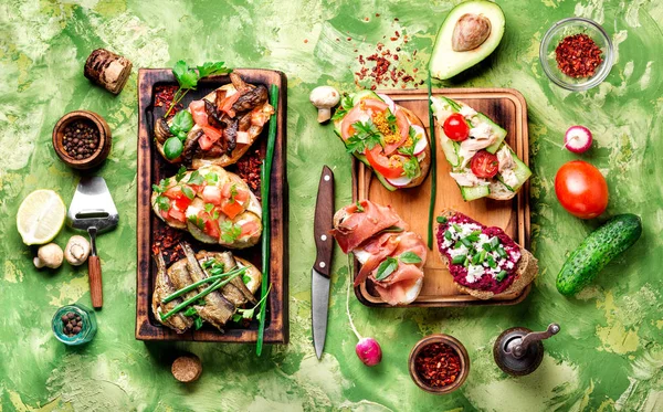 Bruschetta com várias coberturas . — Fotografia de Stock