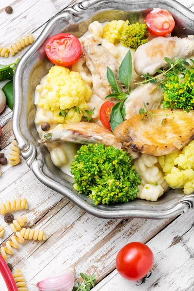 チキンと野菜のパスタ — ストック写真