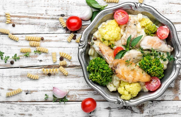 Pasta con pollo y verduras — Foto de Stock