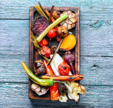 Büyük porsiyon ızgara sebzeler