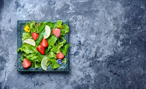 Fresh strawberry salad — Zdjęcie stockowe