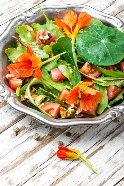 Saláta zöldségekkel és Nasturtium — Stock Fotó