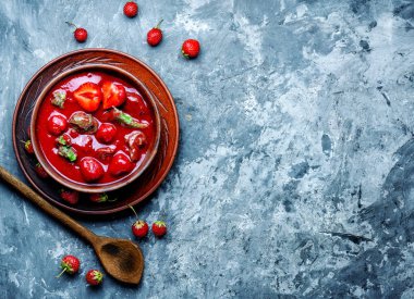 Yaz çilek çorbası