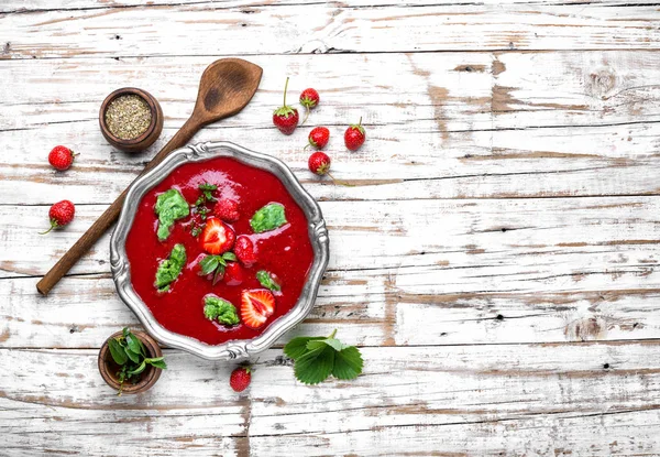 Letnia zupa truskawkowa — Zdjęcie stockowe