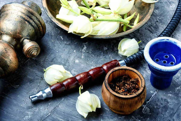 Smoking pipe and floral tobacco — Stock Photo, Image