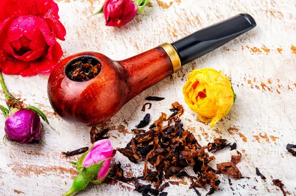 Smoking pipe and floral tobacco — Stock Photo, Image