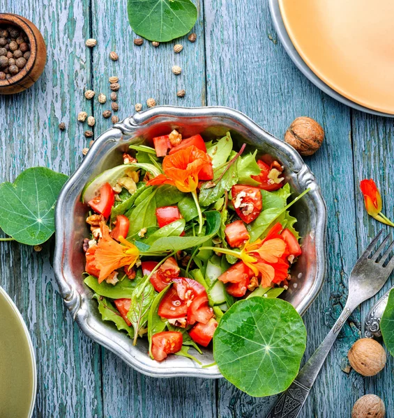 Frisse zomer salade met Nasturtium — Stockfoto