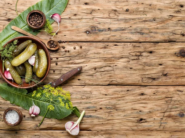 Hausgemachte Essiggurken auf Holztisch — Stockfoto