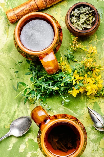 Tea with Hypericum flowers — Stock Photo, Image