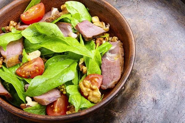 Salade met vlees, spinazie en zuring — Stockfoto