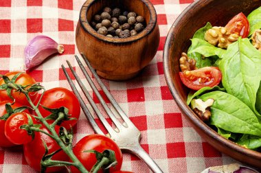 Ispanak ve sorrel ile yeşil salata