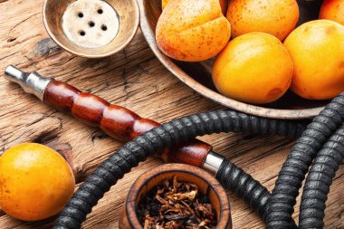 Kayısı ile sigara arap nargile