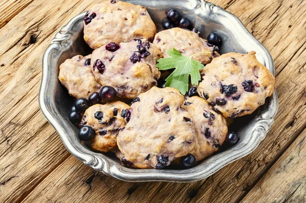 Soubory cookie s plody černého rybízu — Stock fotografie