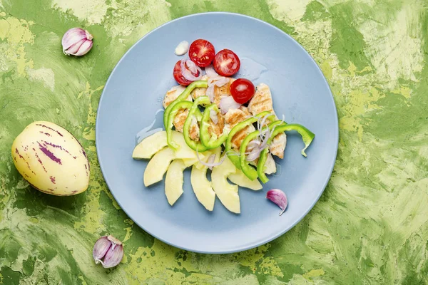 Salad with chicken and vegetables — Stock Photo, Image