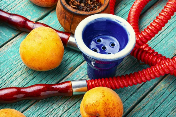 Kouření arabských vodní dýmka s meruňky — Stock fotografie