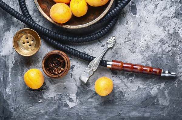 Kayısı ile sigara arap nargile