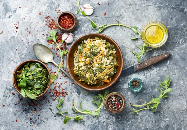 Stuvade bulgur med portulak — Stockfoto