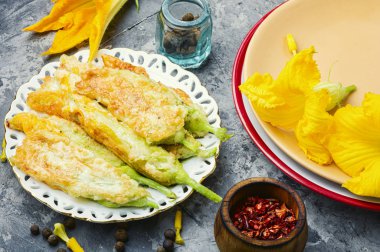 Kavrulmuş kabak çiçekleri